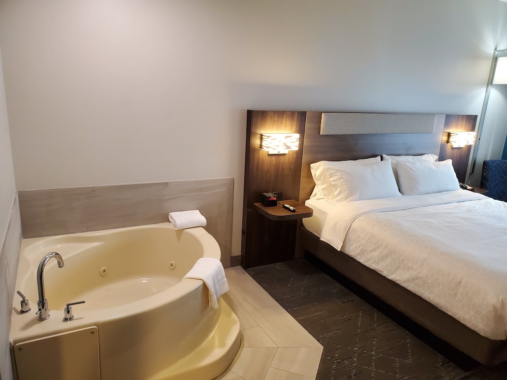Suite, 1 King Bed, Jetted Tub - Photo 5