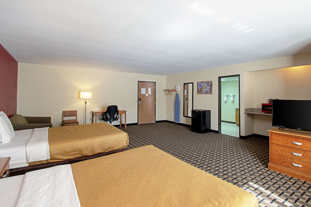 Suite, Multiple Beds, Non Smoking (Does not allow pets) photo 1