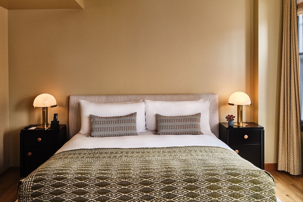 Suite, 1 King Bed (Proper Basketball)