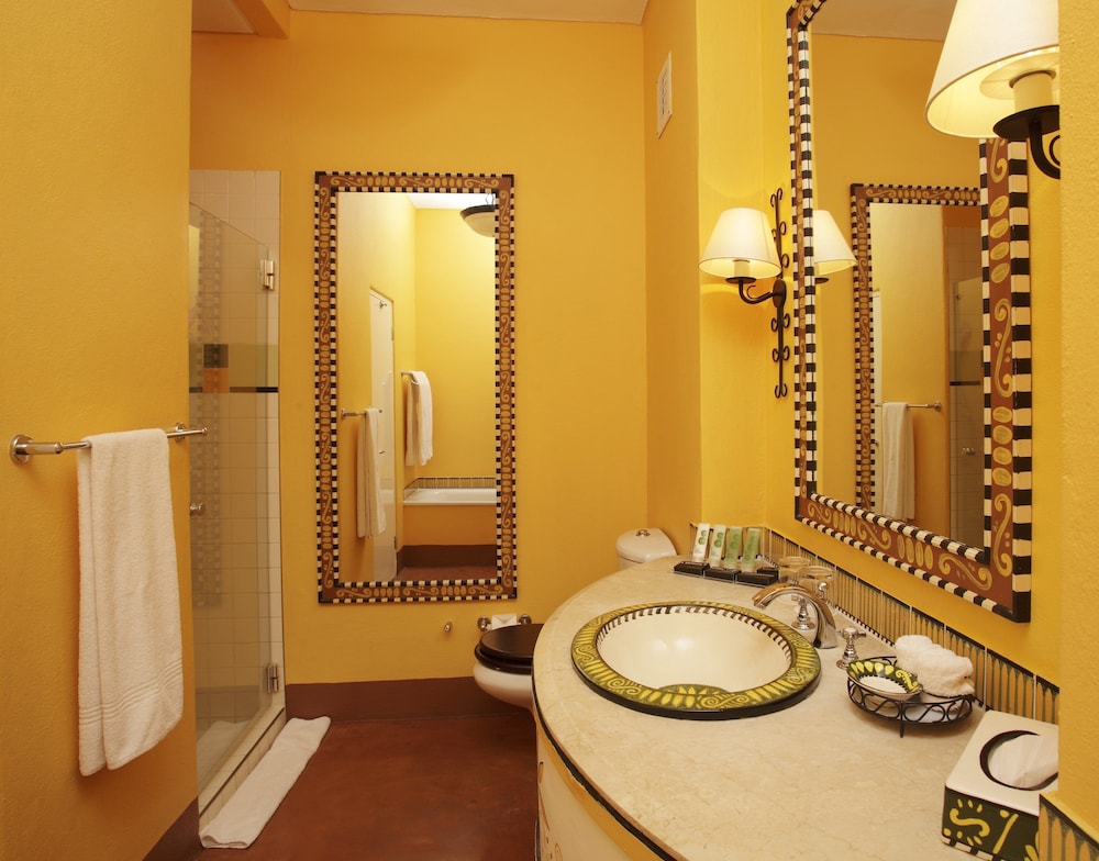 Pool View Suite - Photo 8