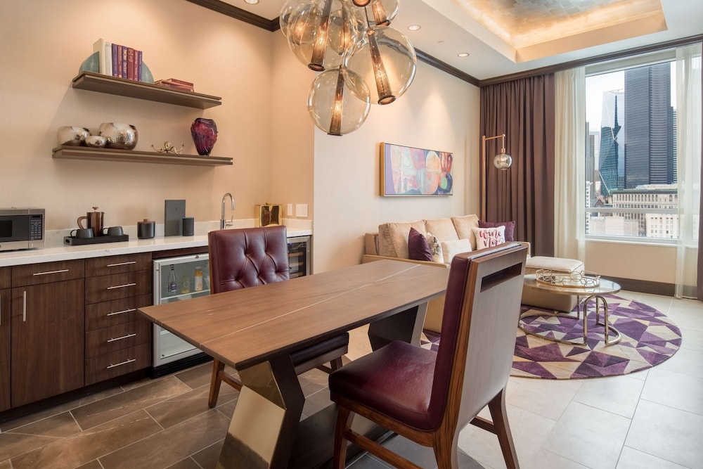 Penthouse, 1 King Bed (Skyline)