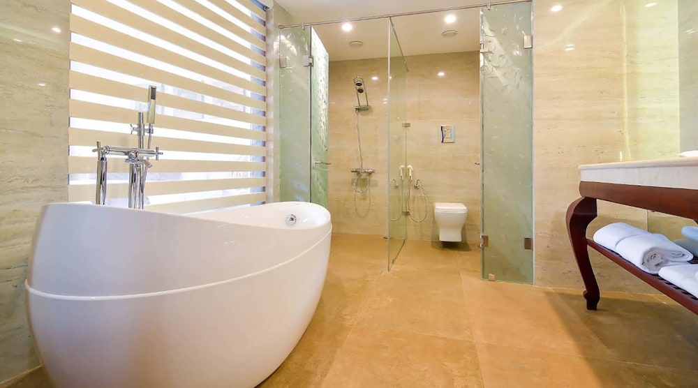 Premium Room, 1 King Bed, Bathtub, Pool View photo 3