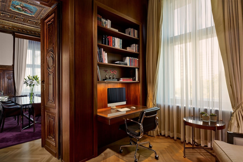 Presidential Suite, 2 Bedrooms, City View, Corner