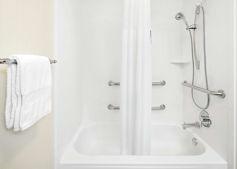Room, 1 King Bed, Accessible, Bathtub - Photo 4