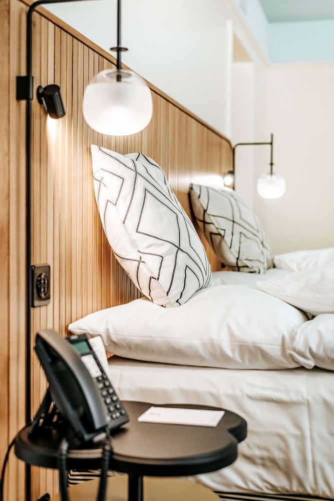 Standard Room, 1 Queen Bed, Refrigerator (Converts to 2 Twin Beds) - Photo 4