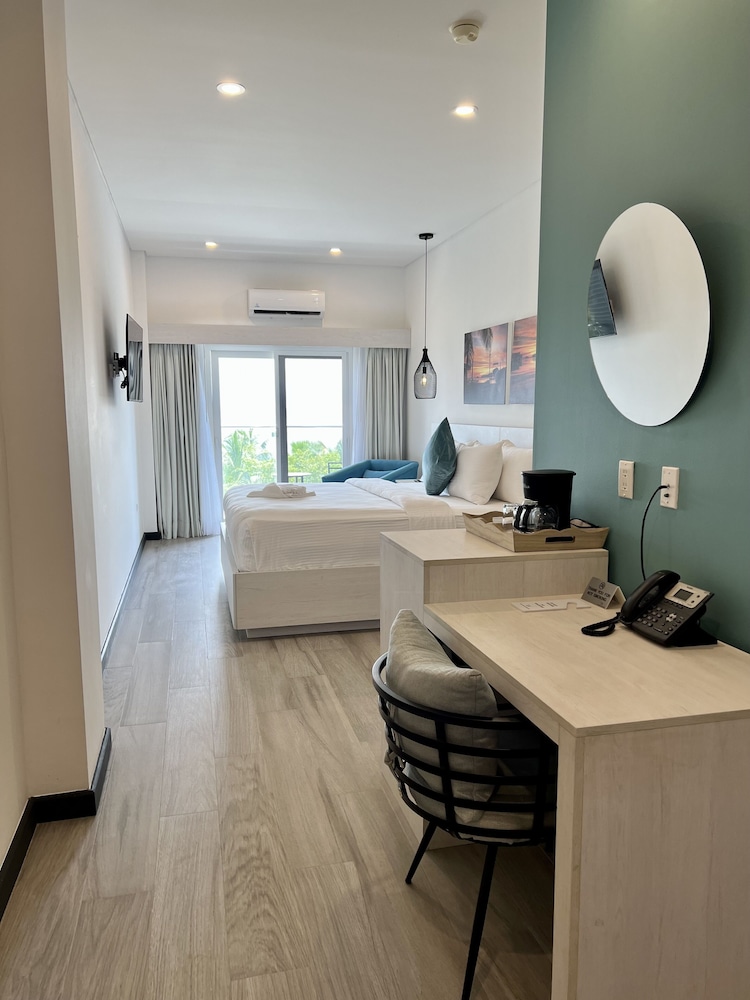 Deluxe Studio, 1 King Bed, Non Smoking, Courtyard View photo 1