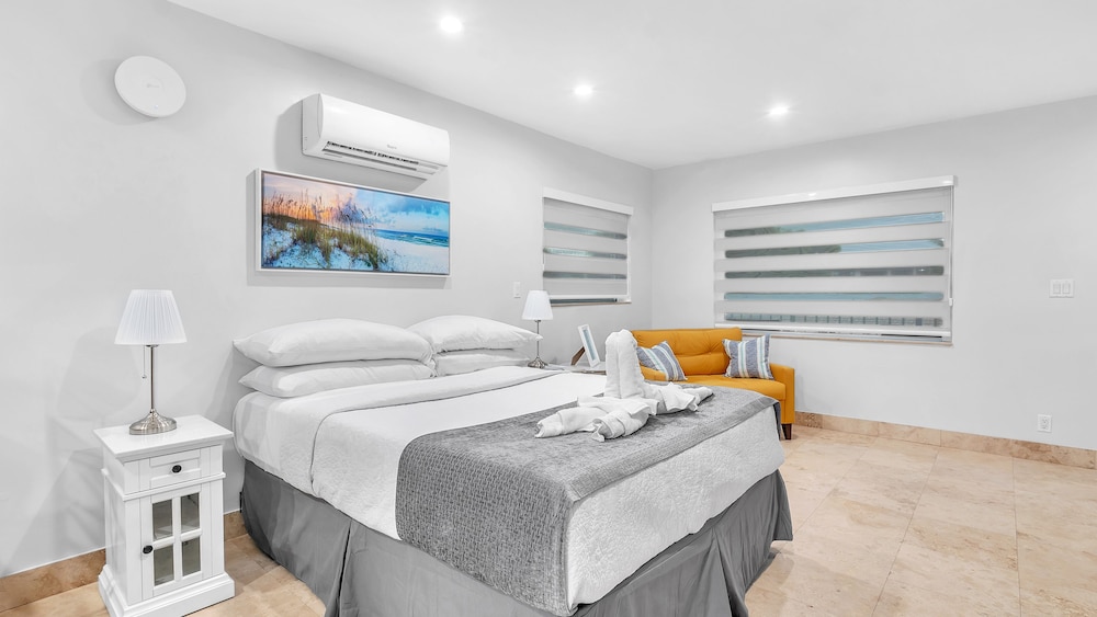 6 - Deluxe Queen Suite w/Full Couch Bed