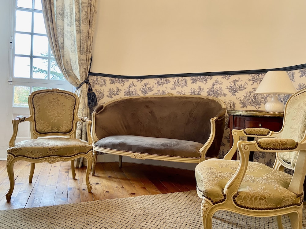 Royal Room, 1 Queen Bed, Courtyard View photo 1