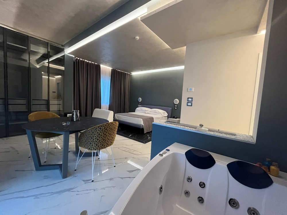 Luxury Studio Suite, Jetted Tub - Photo 1