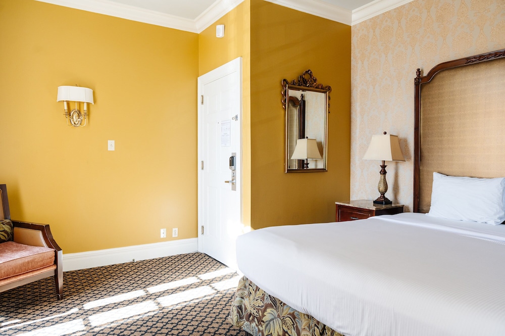 King Room with Balcony (24/7 Front Desk) - Photo 7