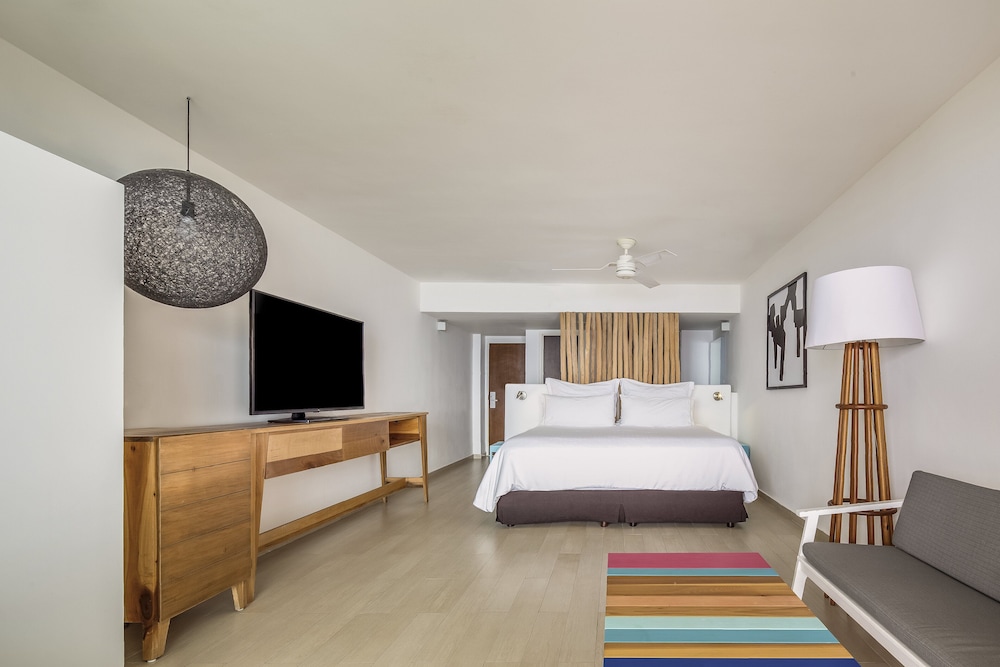 Deluxe Room, 1 King Bed, Non Smoking, Ocean View - Photo 1