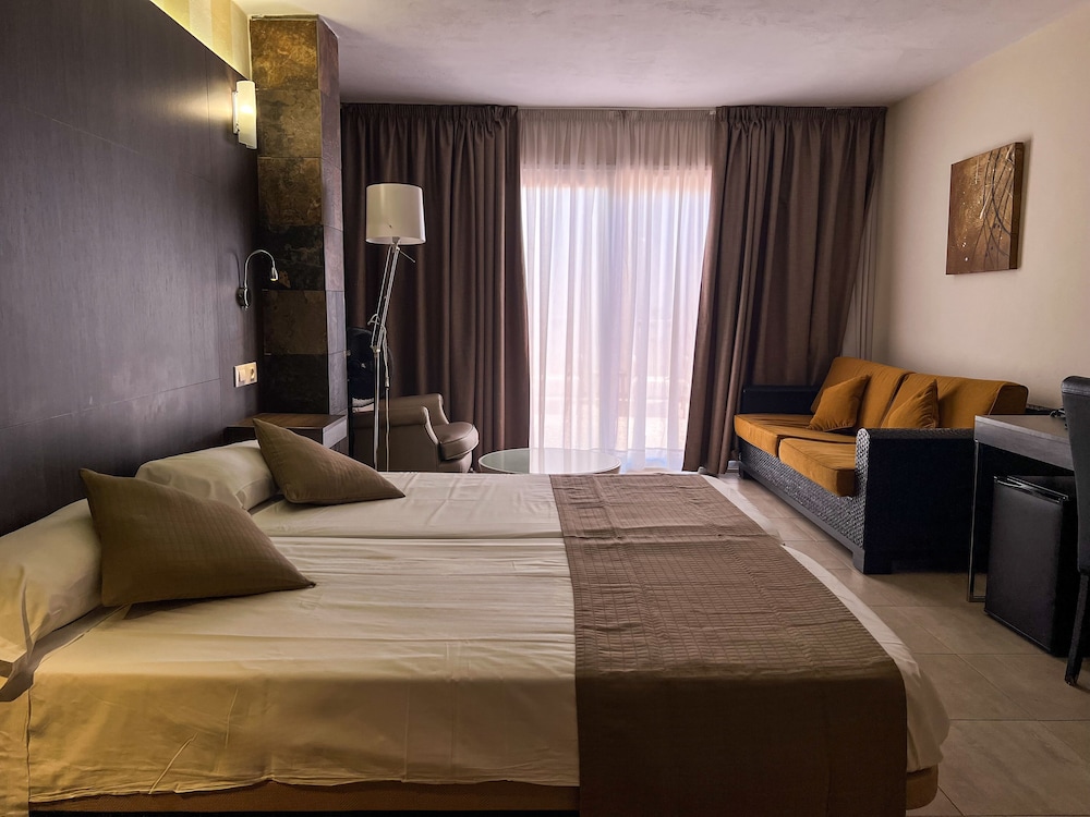 Deluxe Room - Photo 6