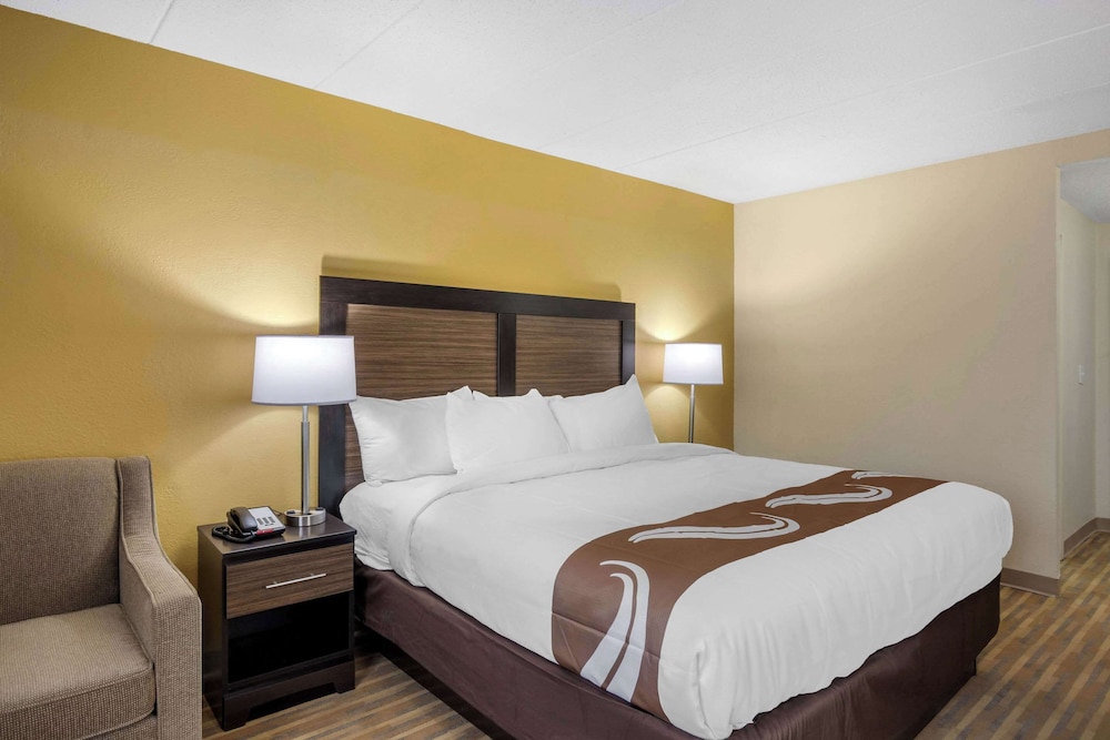 Standard Room, 1 King Bed, Non Smoking photo 3