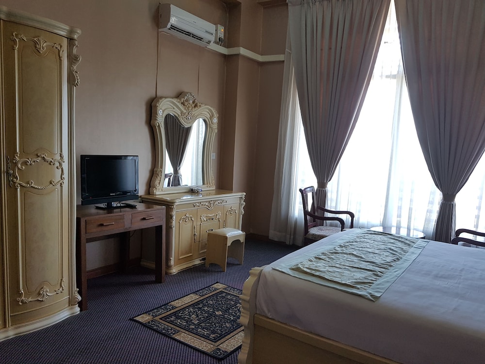 Fifth Floor Executive Suite photo 2