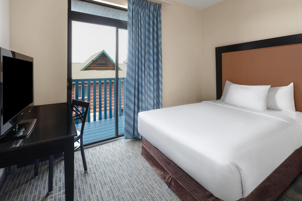Suite, 2 Bedrooms, Non Smoking, Balcony (2 Queen Beds and 1 Double Bed) - Photo 1