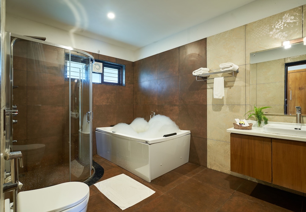 Honeymoon Cottage with Jacuzzi - Photo 23