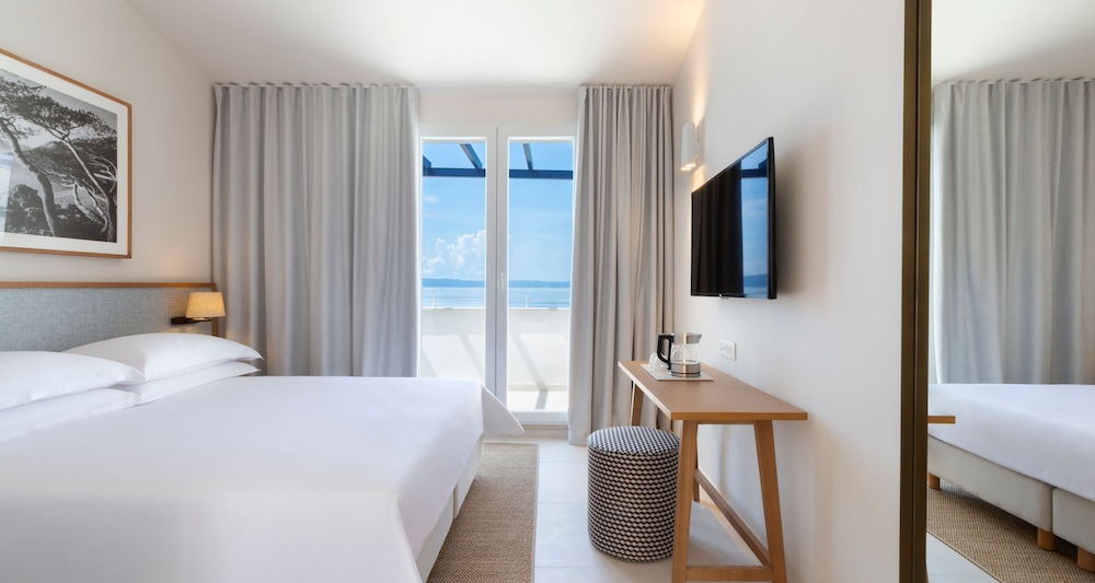 Standard Double or Twin Room, Balcony, Partial Sea View photo 2