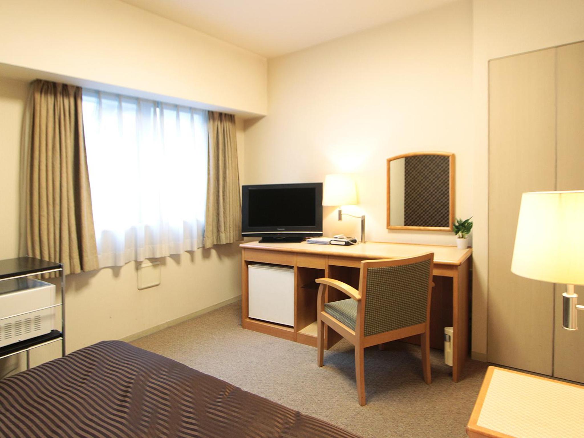Double Room with Small Double Bed - Smoking photo 2