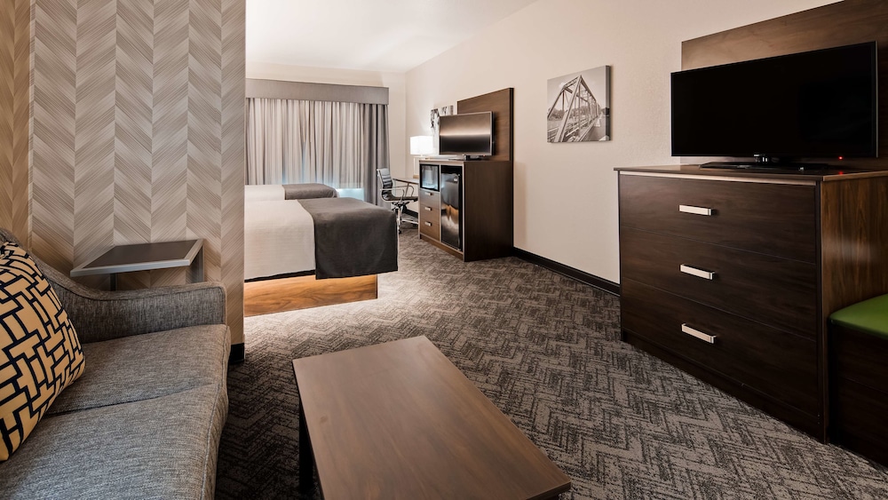 Suite, 2 Queen Beds, Non Smoking, Refrigerator & Microwave (with Sofabed) - Photo 2