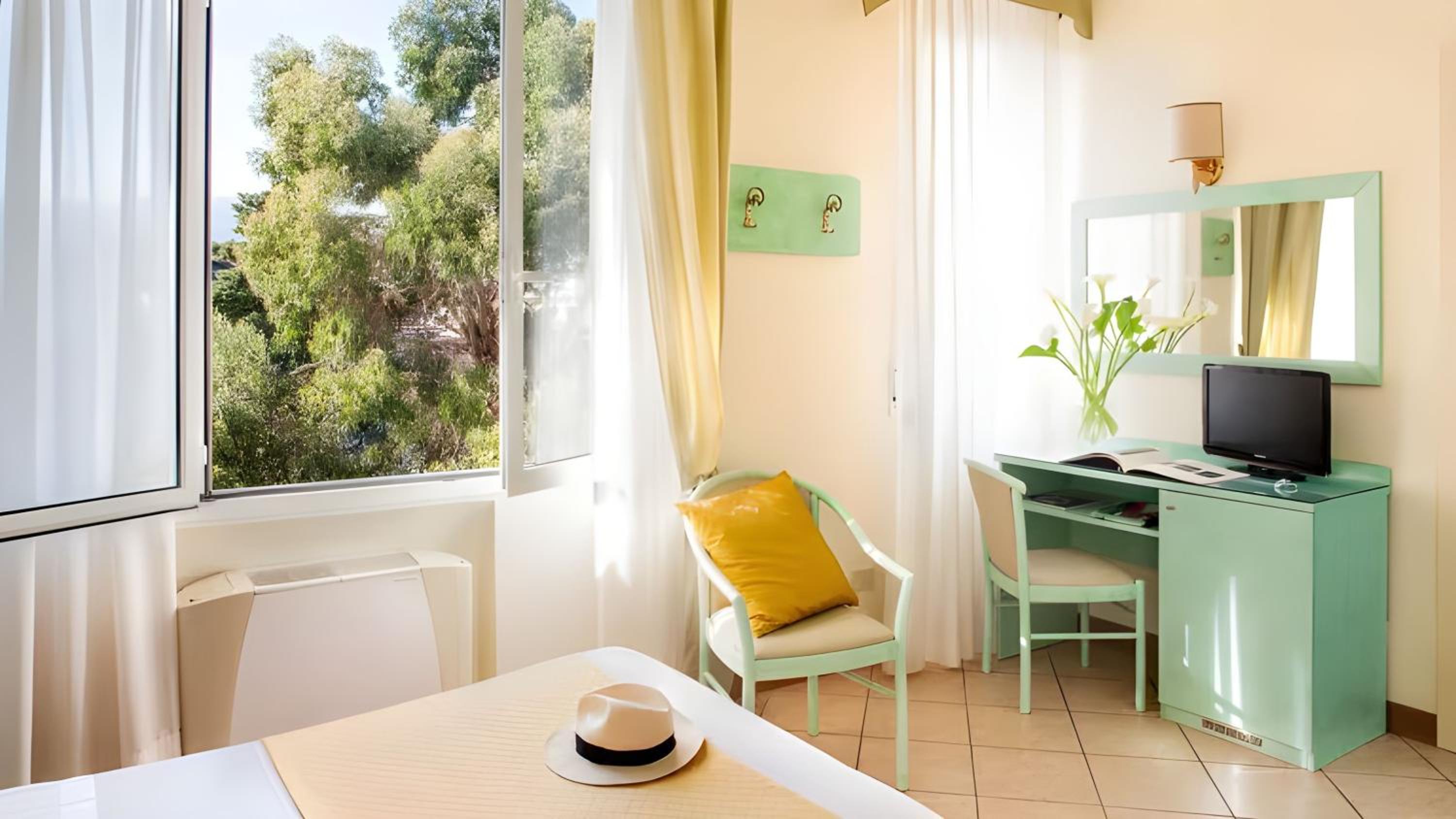 Standard Double or Twin Room photo 2