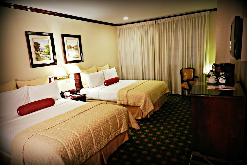 Business Room, 2 Queen Beds, Non Smoking photo 2