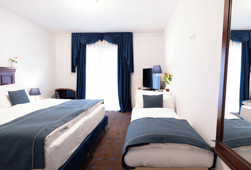 Premium Room, 1 King Bed with Sofa bed (Family Room), photo 6