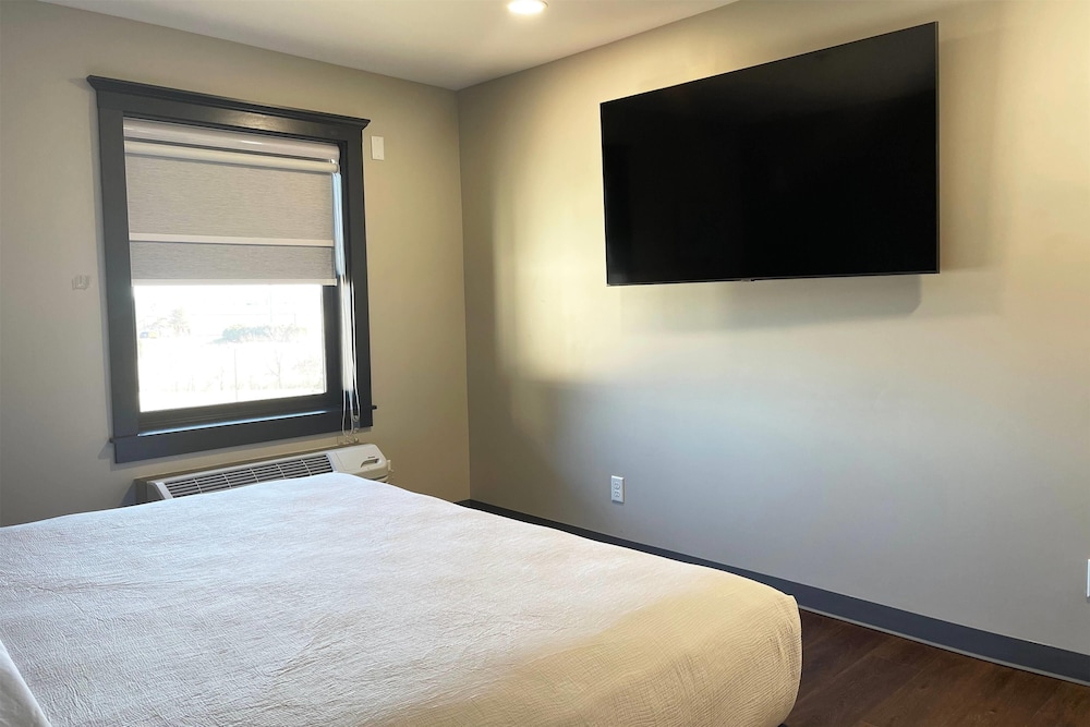 Superior Studio Suite, 1 King Bed, Non Smoking - Photo 3