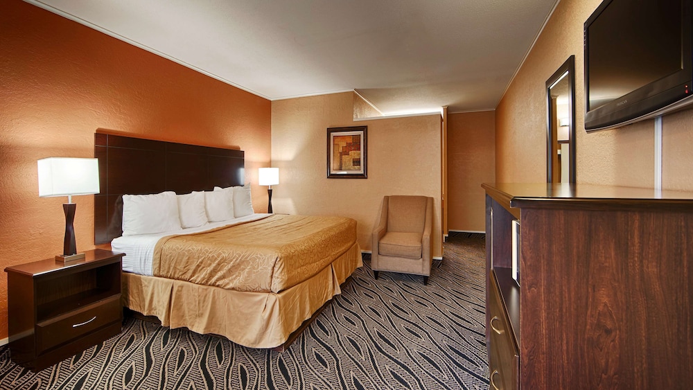 Standard Room, 1 King Bed, Accessible, Bathtub photo 1