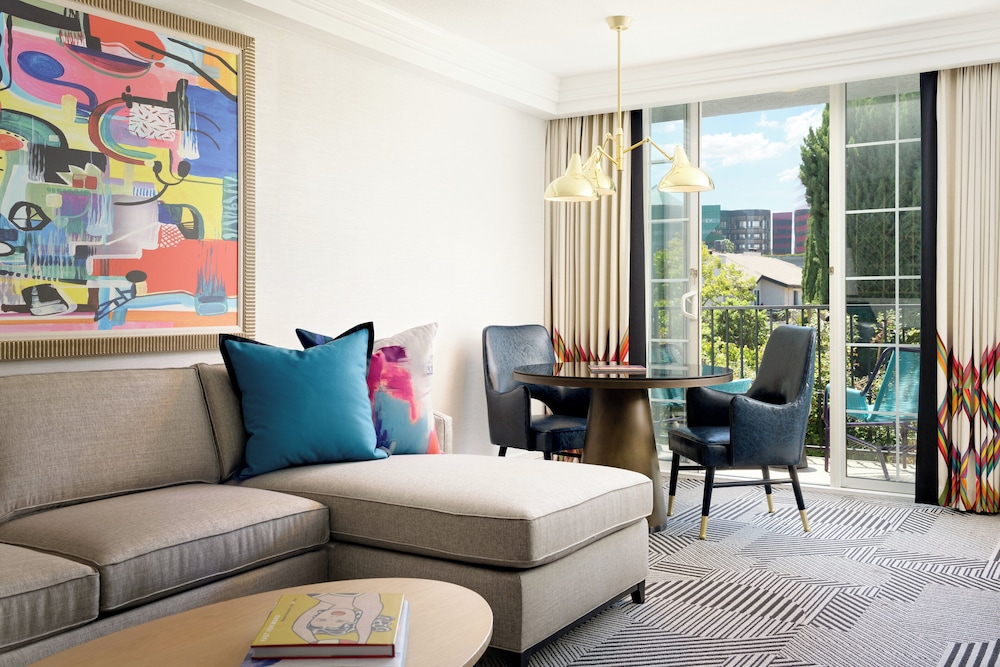 Signature Suite, 1 King Bed with Sofa bed, Balcony (Top Floor)
