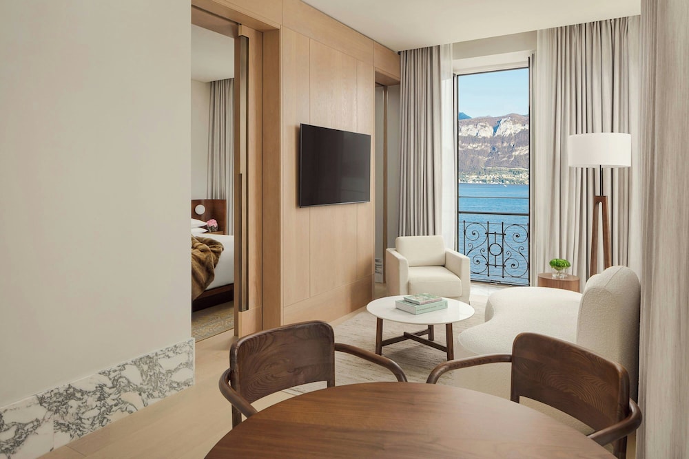 Suite, 1 King Bed, Lake View