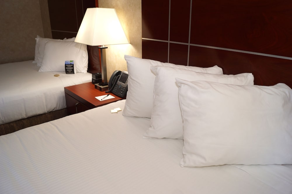 Standard Room, 2 Queen Beds photo 3