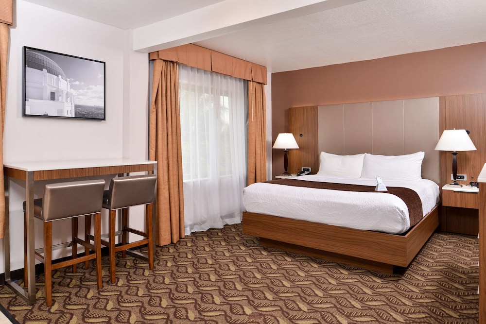 Standard Room, 1 King Bed, Non Smoking, Jetted Tub photo 2