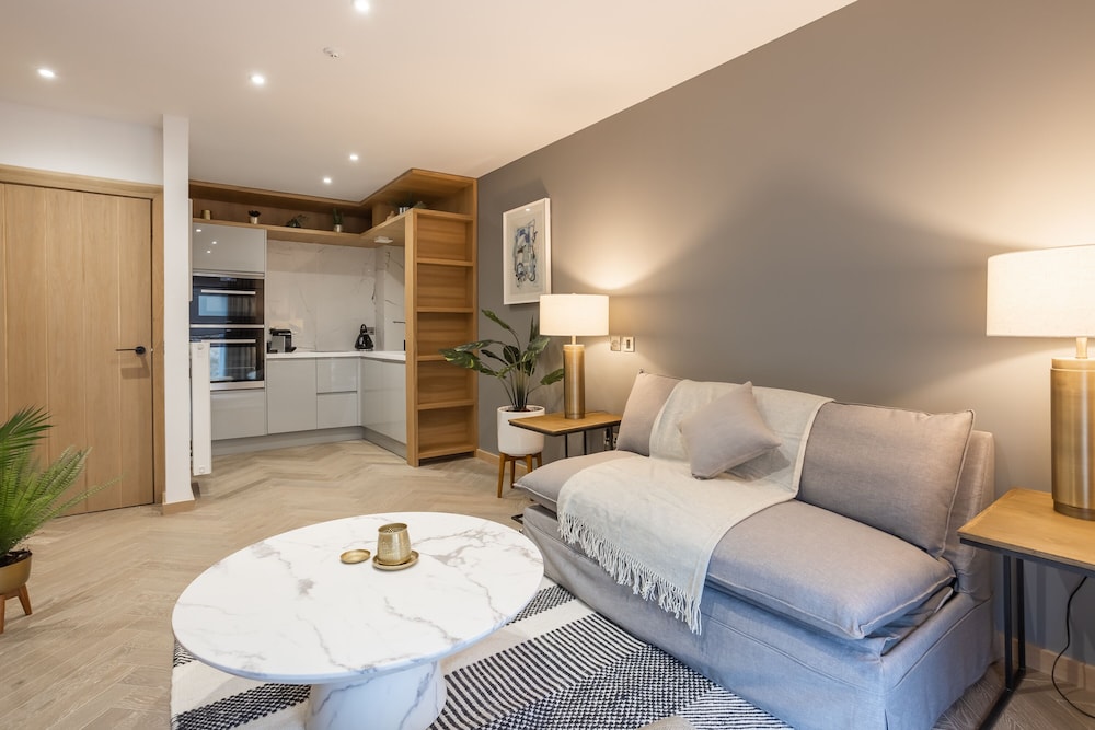 1-Bedroom Duplex Apartment with Patio - (1 King or 2 Singles)