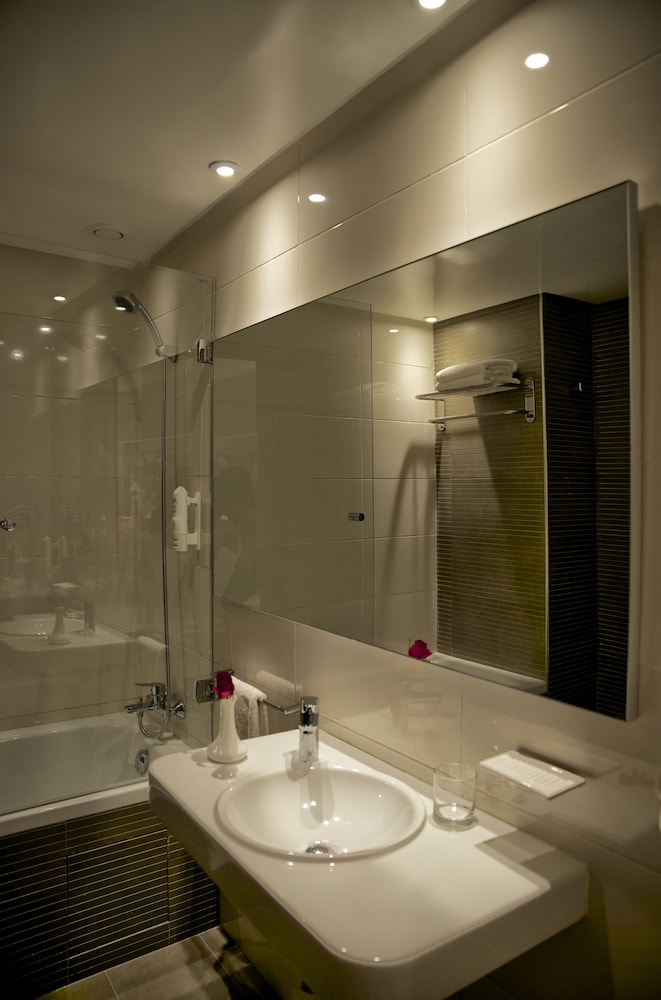 Superior Room, 1 Queen Bed photo 2