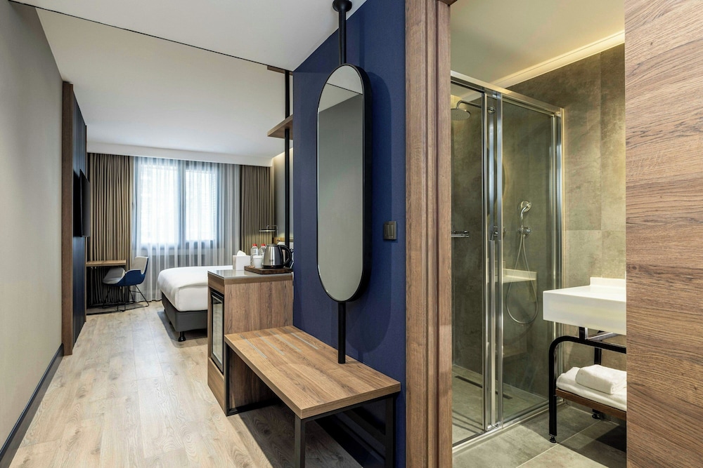 Standard Room, 1 King Bed, View - Photo 6