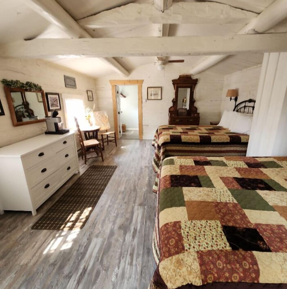 Standard Cabin, 2 Queen Beds photo 1