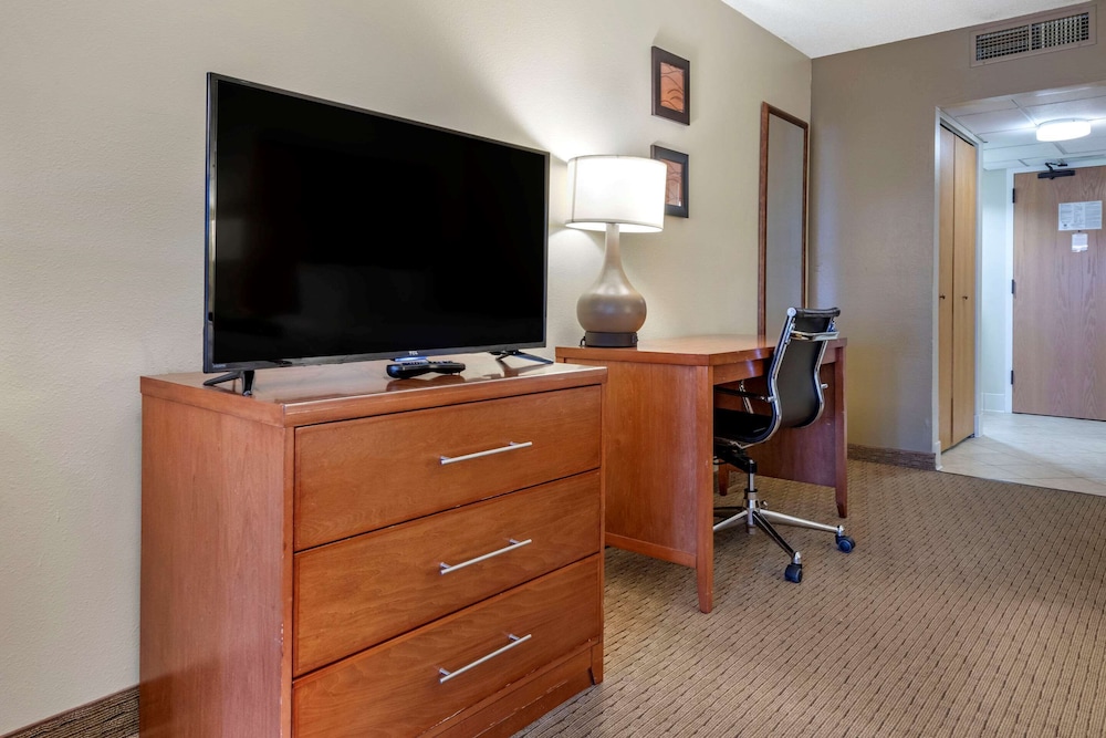Suite, Non Smoking (2 Queen beds and 2 person Sofa bed) - Photo 9