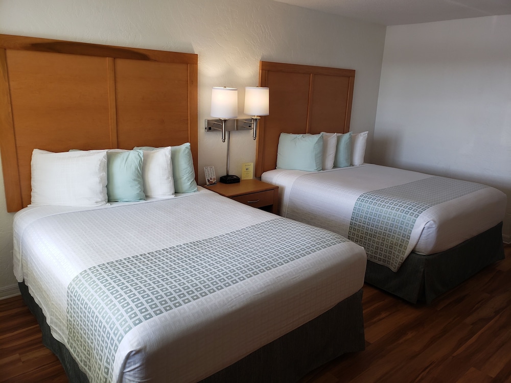 Studio with 2 Queen Beds and Kitchenette