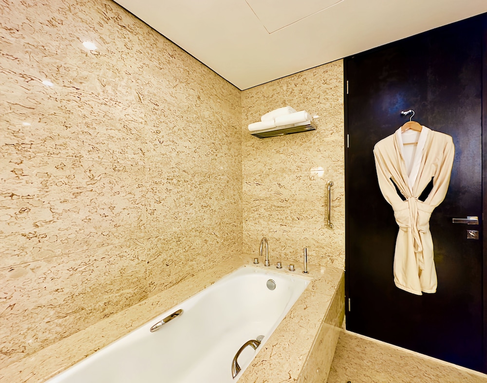 Suite, 1 Bedroom - Photo 5