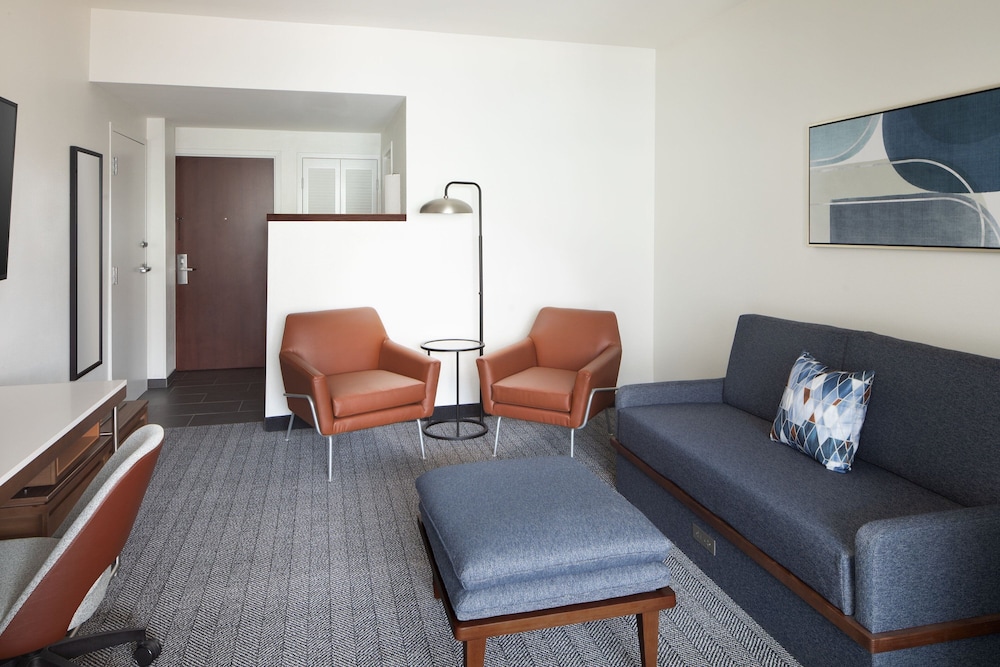 Suite, 1 King Bed with Sofa bed (Mobility/Hearing Access, Roll-In Shwr) photo 2