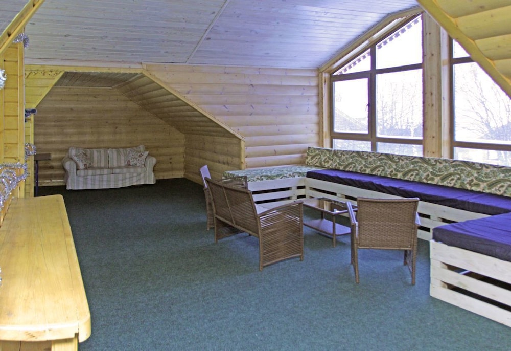 House, 6 Bedrooms photo 2