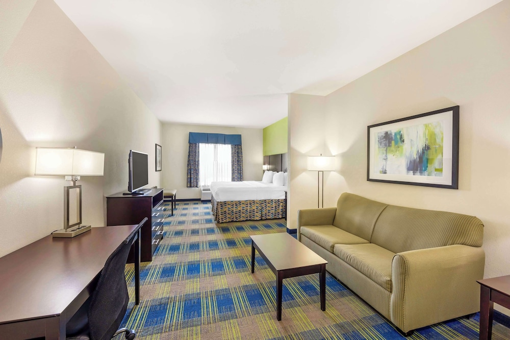 Suite, Multiple Beds, Non Smoking, Refrigerator & Microwave (with Sofabed) photo 2