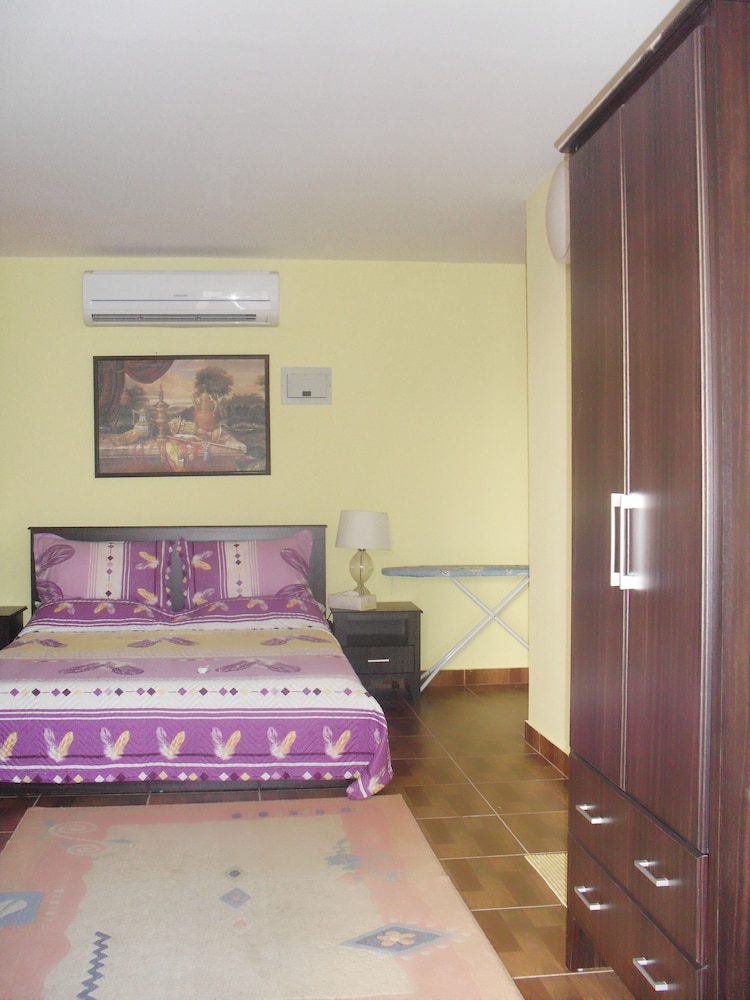 Room (Yellow) photo 2