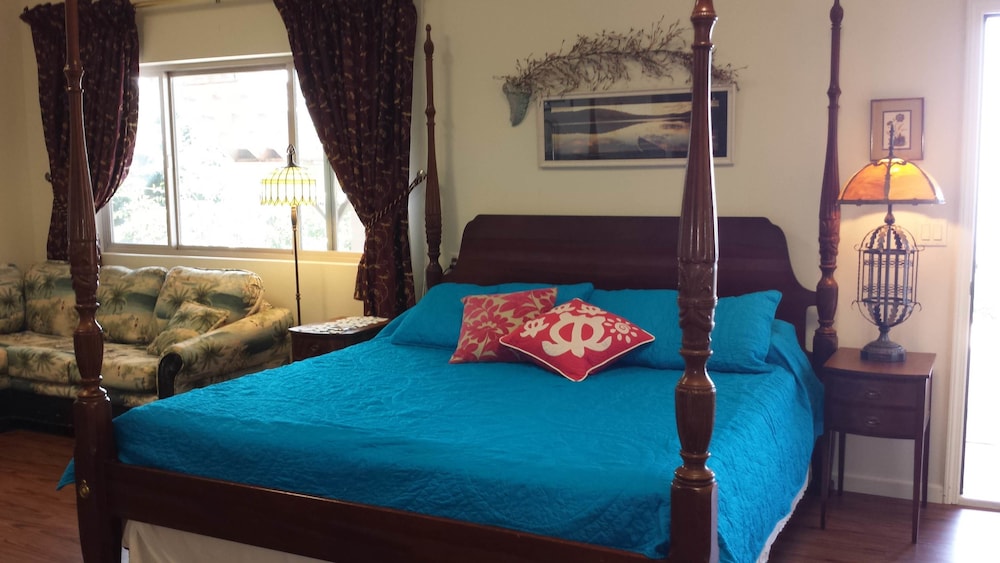 Comfort Room (King Suite, no breakfast, private oce)