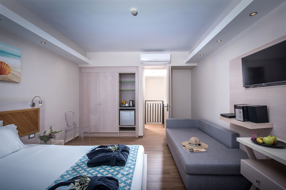Split Level Suite - Photo 1