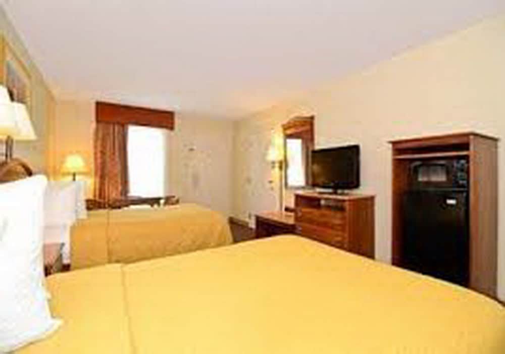 Room, 2 Double Beds, Non Smoking - Photo 1