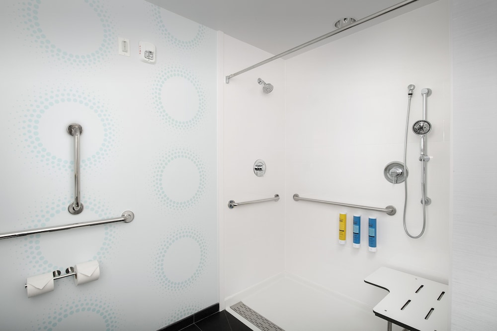 Room, 1 King Bed, Accessible (Roll-In Shower) - Photo 3