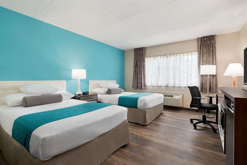 Business Room, 2 Queen Beds, Non Smoking photo 2