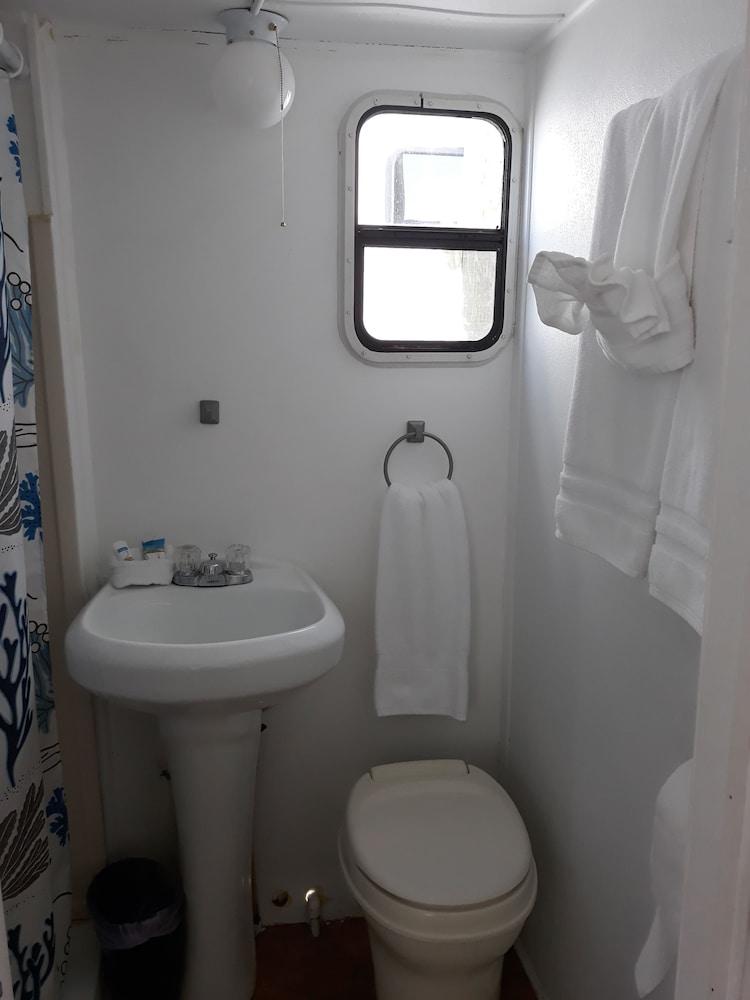 Romantic Bungalow, 1 Bedroom, Kitchen, Harbor View (Sea Turtle) photo 3