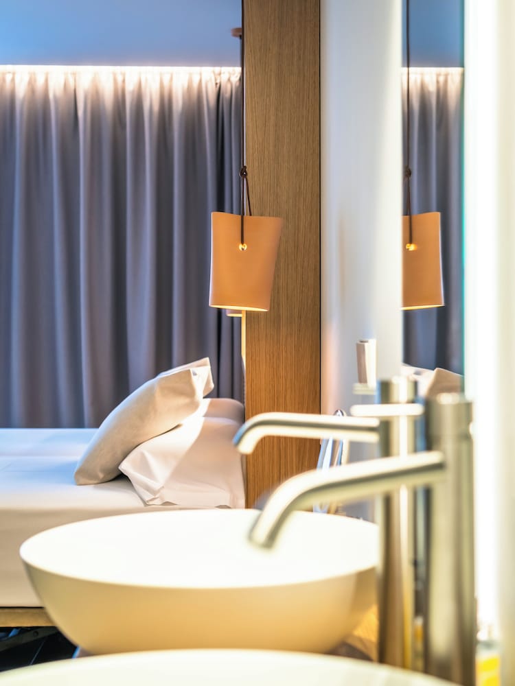 Premium Double Room - Photo 11
